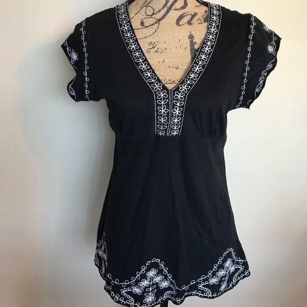 BCBG MaxAzria Black/white knit top embroidery trim